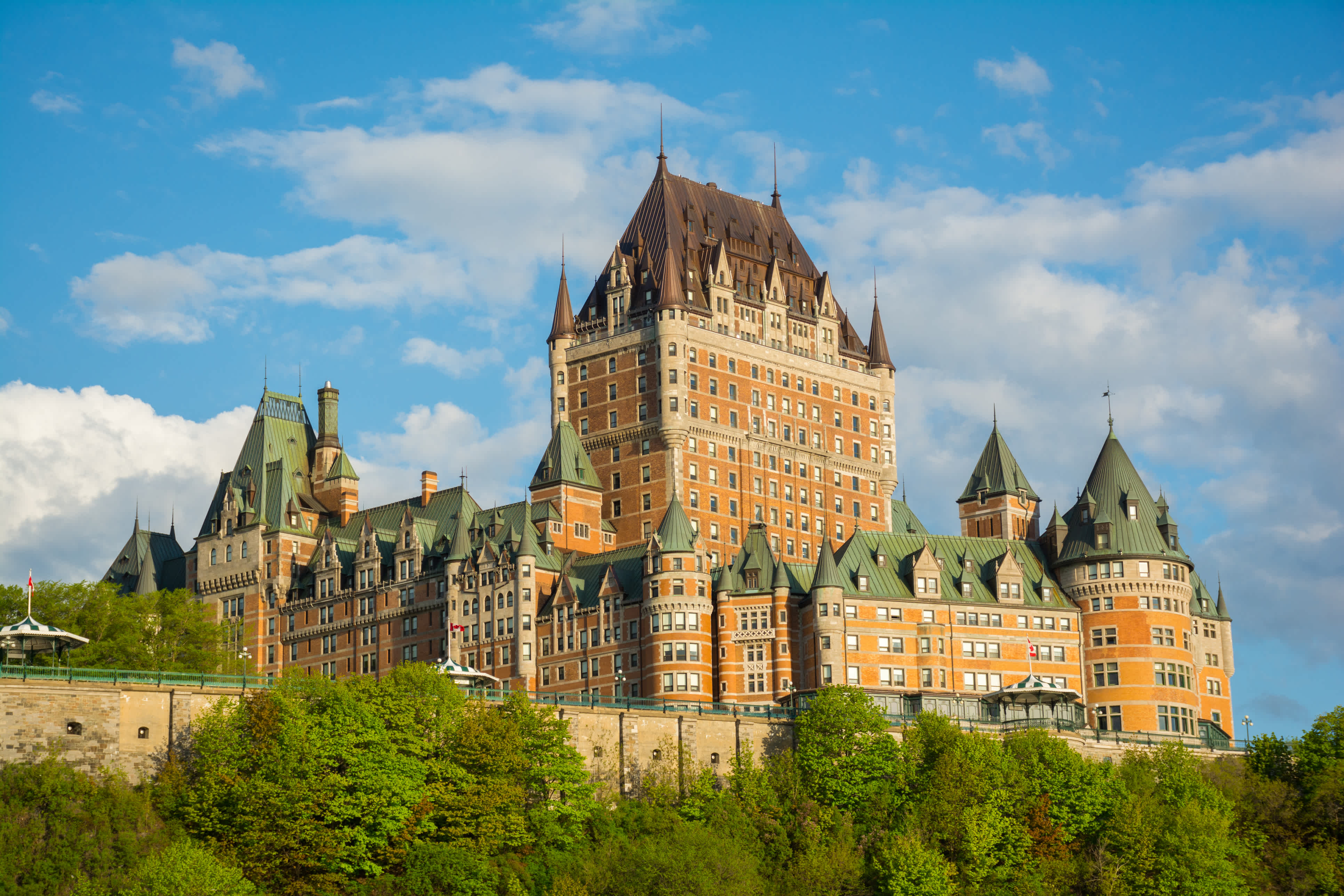 Découvrez l'imposant château Frontenac au coeur du Vieux Québec pendant votre voyage au Canada.