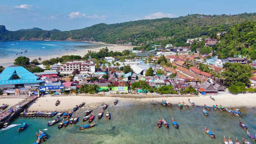 Vue panoramique de la jetée de Tonsai et de la côte de Koh Phi Phi, Thaïlande