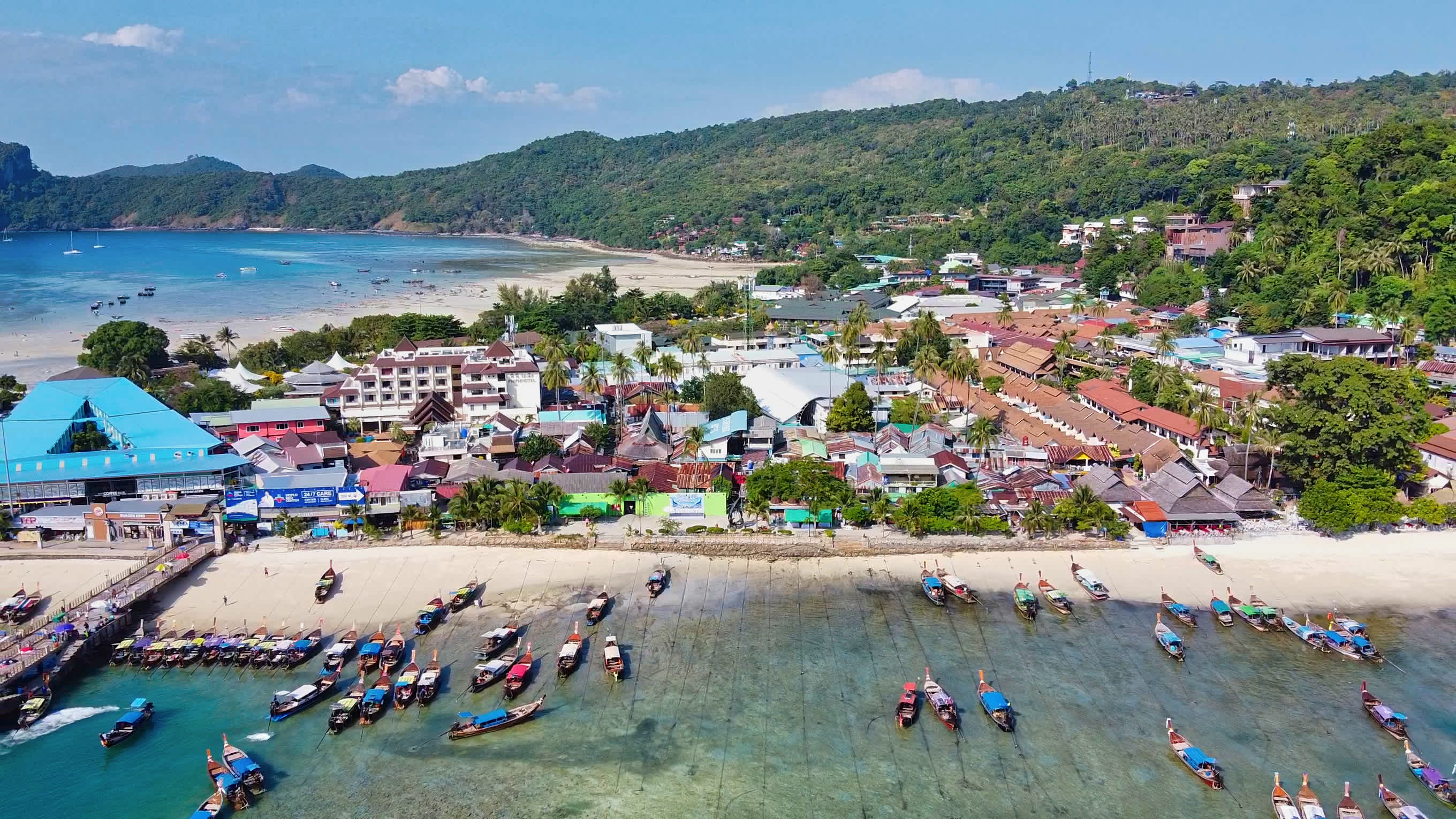 Panoramablick auf den Tonsai Pier und die Küste von Koh Phi Phi, Thailand