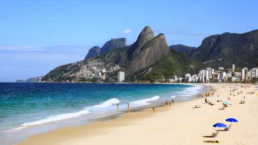 Blick auf den Strand von Ipanema Leblon in Rio de Janeiro, Brasilien.

