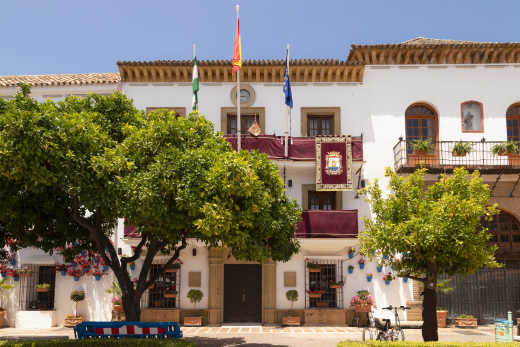 Aufnahme des Rathauses auf dem Plaza de los Naranjos auf Marbella, Spanien