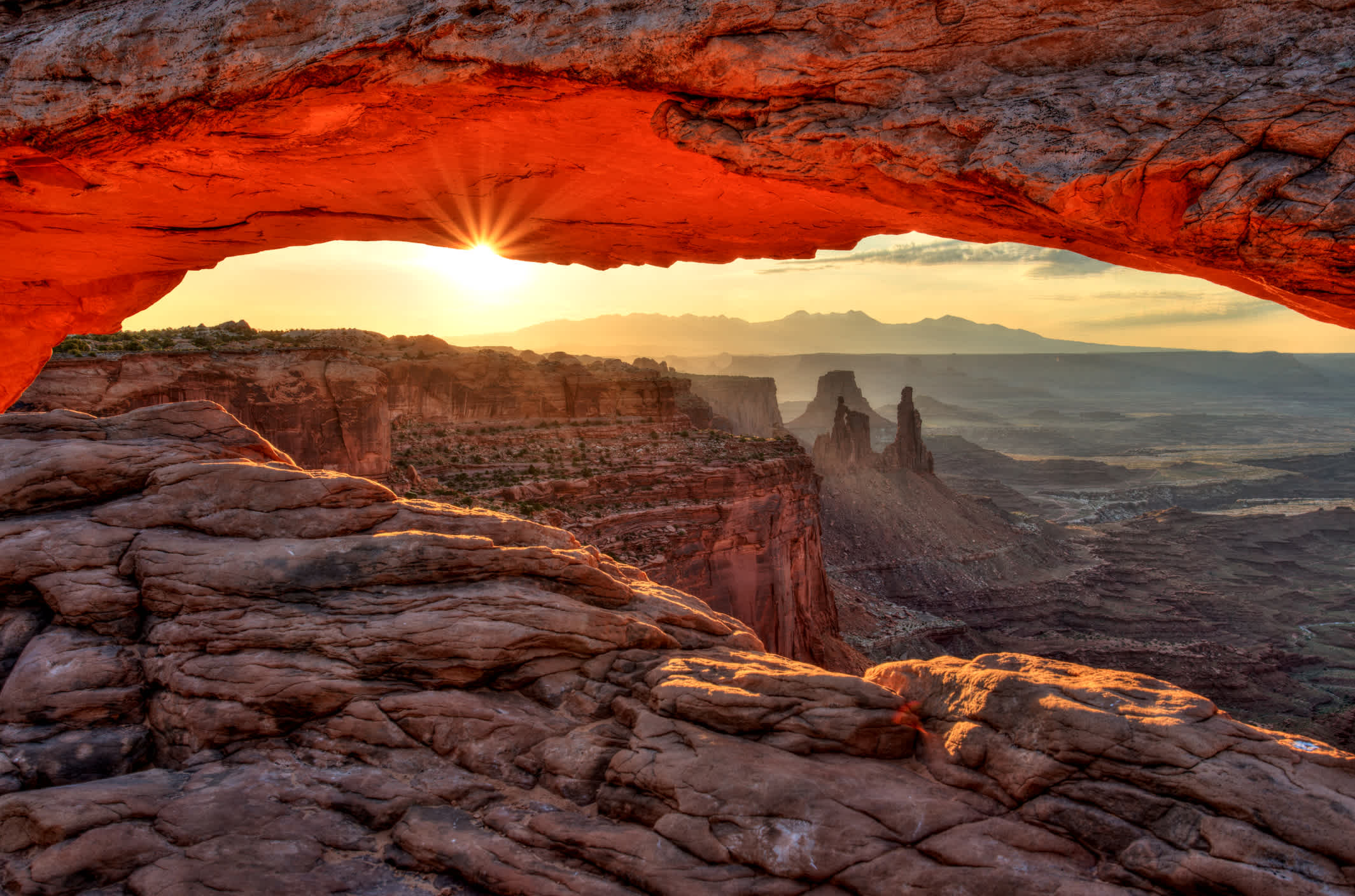 La formation rocheuse de Mesa Arch dans le parc national de Canyonlands au lever du soleil