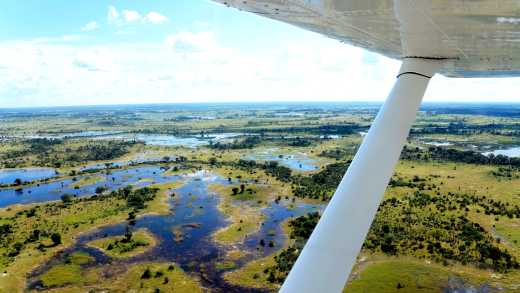 Blick über das Okavango-Delta in Botswana aus dem Flugzeug einer Fly-in Safari