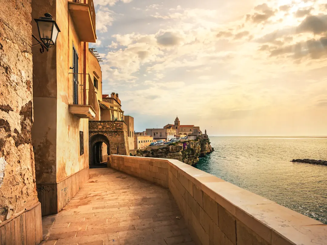 Historische Küstenstadt mit malerischer Altstadt und Meerblick. Vieste, Apulien, Italien.