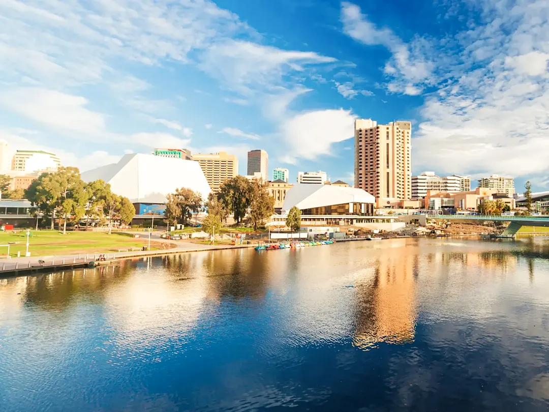 Skyline mit Fluss und Park, Adelaide, South Australia, Australien.
