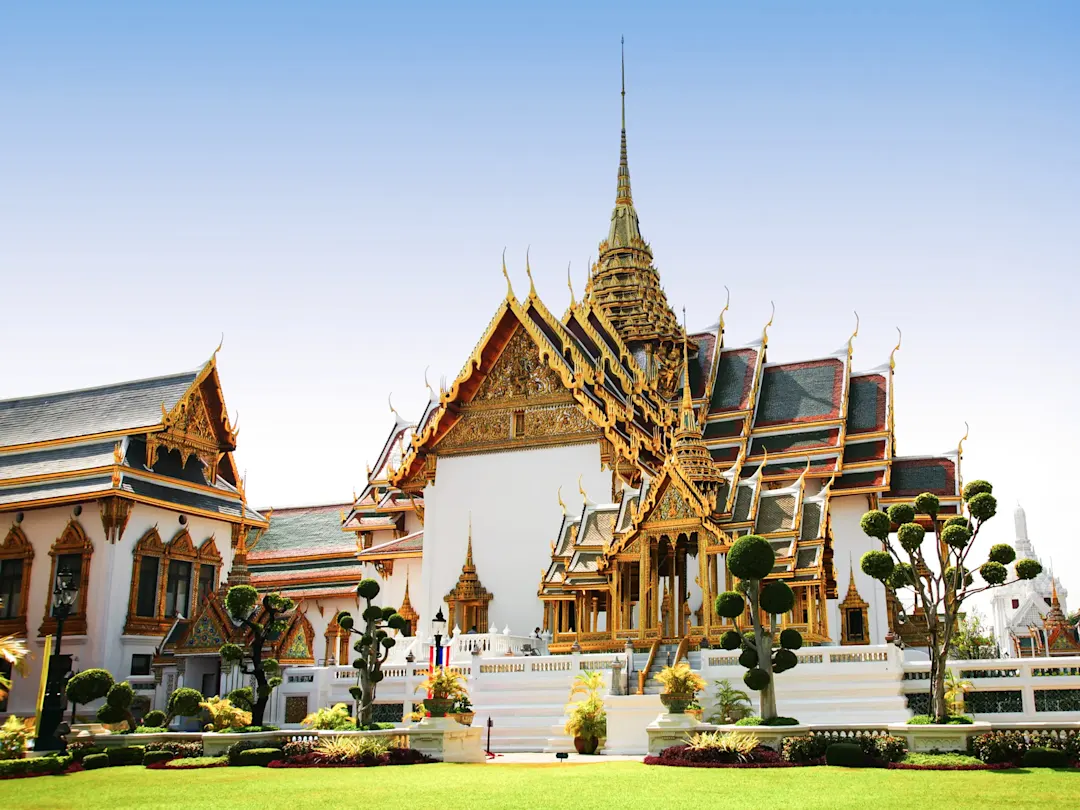 Königlicher Tempelkomplex mit goldenen Dächern und verzierten Gebäuden. Großer Palast, Bangkok, Thailand.