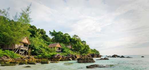 Enfilade de maisons en vacances en bois sur pilotis au milieu de la jungle et installées au bord de la mer dans lesquelles séjourner pendant votre voyage au Cambodge.