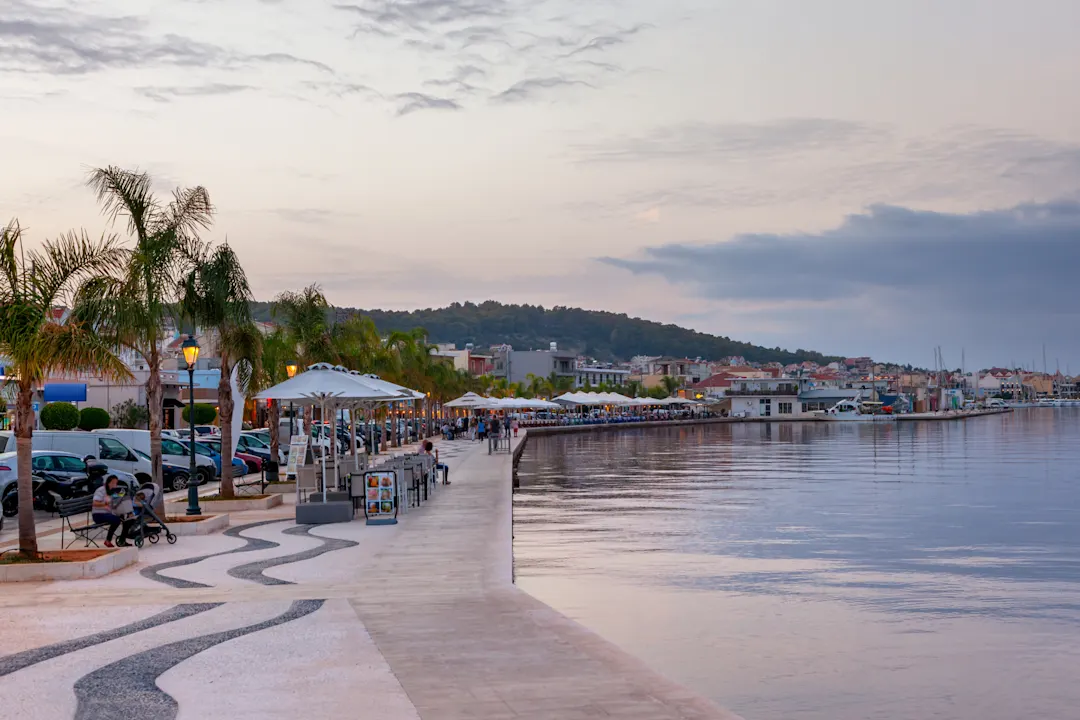 Promenade der Stadt Argostoli, Insel Kefalonia, Griechenland.

