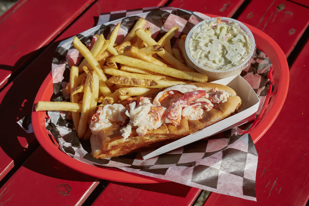 Savourez un délicieux guédille, une sorte de hot dog de homard pendant votre séjour au Nouveau-Brunswick.