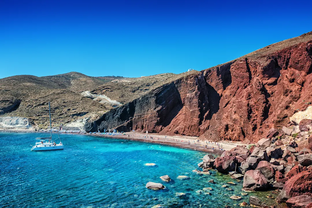 Griechenland, Santorin Roter vulkanischer Strand auf Santorin, Griechenland.