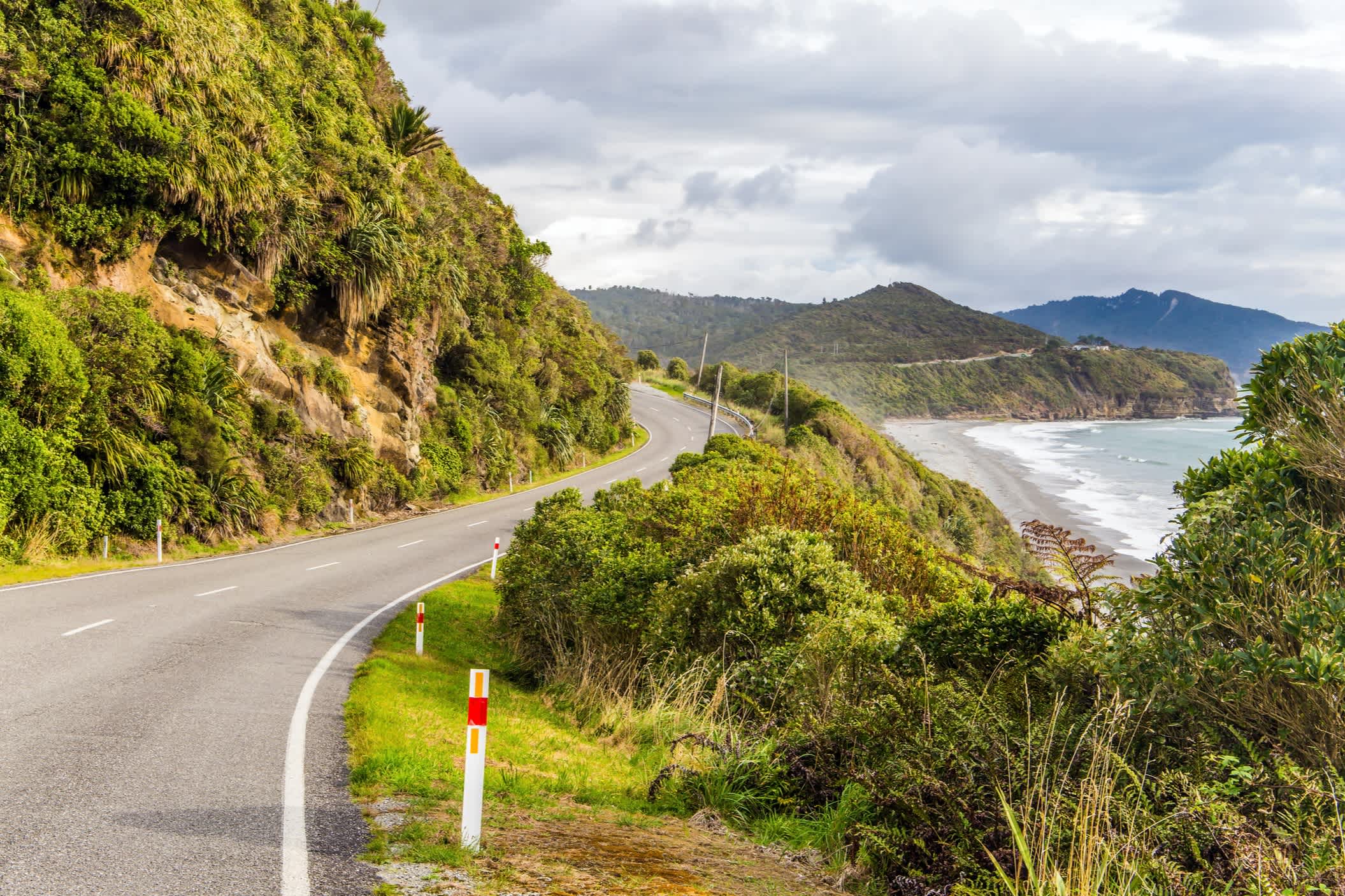 Route pittoresque vers Pancake Rock - merveille naturelle de la Nouvelle-Zélande. Côte ouest de l'île du Sud. Journée fraîche et nuageuse. 