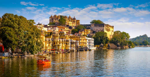 Vue sur la ville d'Udaipur depuis le lac Pichola, en Inde