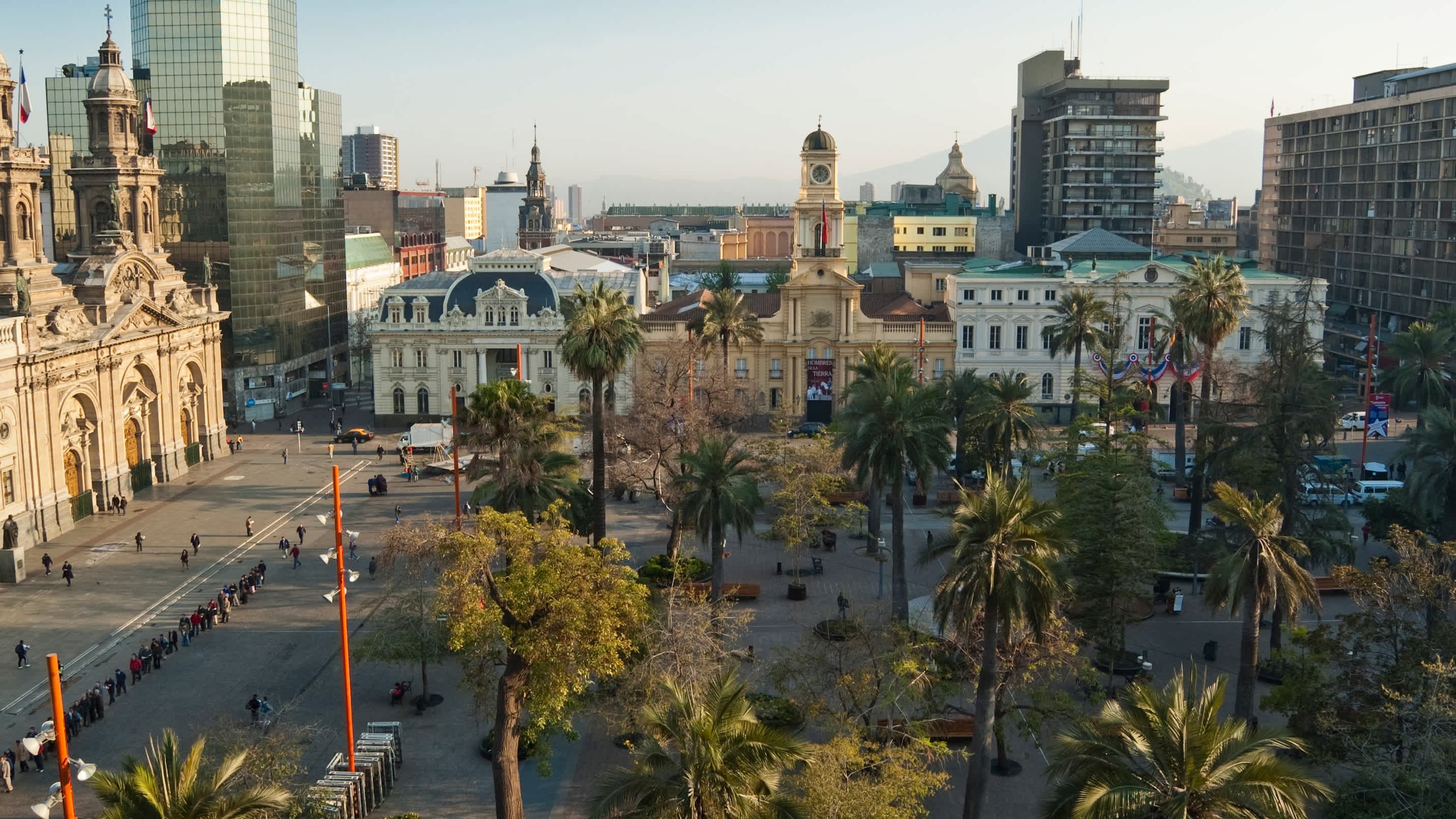 Vue aérienne sur la Plaza de Armas, l'une des places les plus populaires de la capitale Santiago que vous pourrez découvrir pendant votre voyage au Chili.