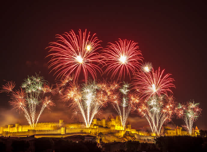 Planen Sie Ihren Aufenthalt in Carcassonne, um das riesige Feuerwerk über der mittelalterlichen Stadt zu erleben.