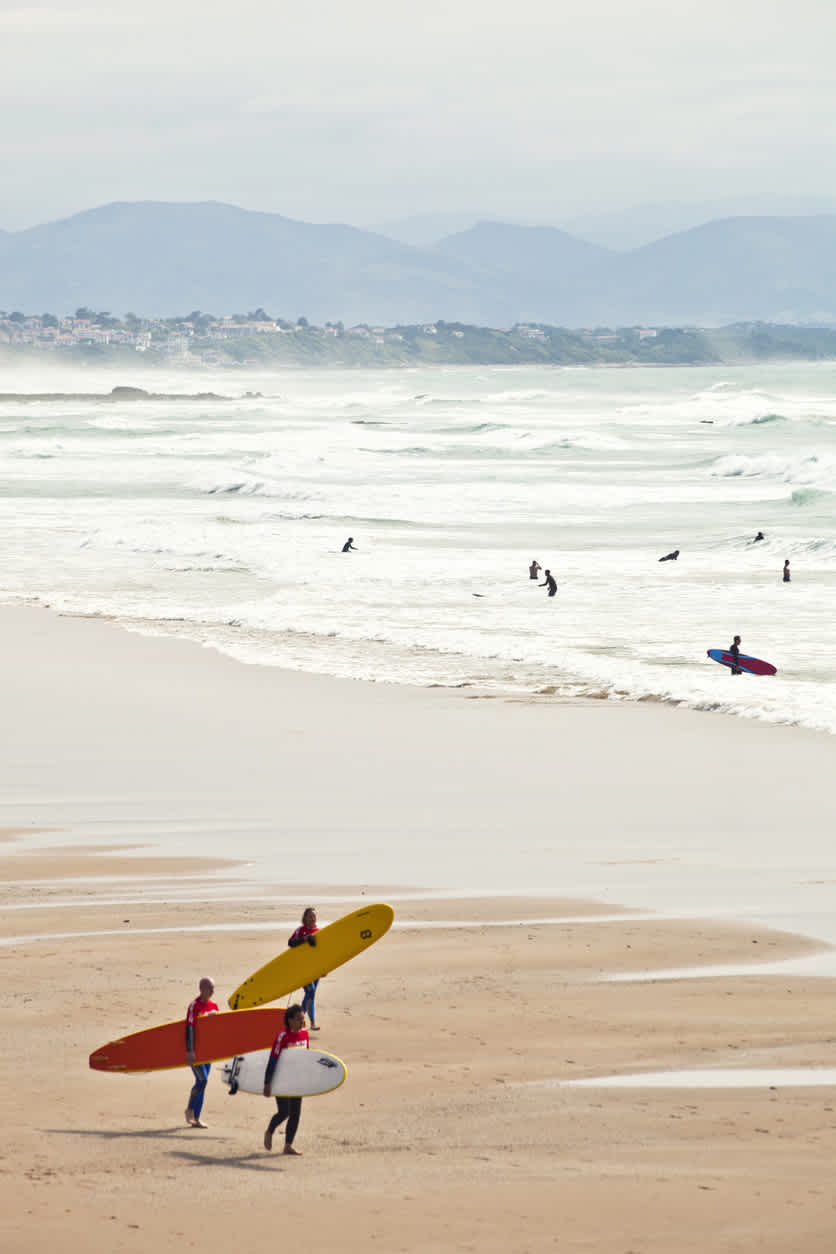 Un surfeur en train de se dépenser dans l'eau de la célèbre Côte d'Argent, connu pour être un spot de surf renommé à Biarritz.