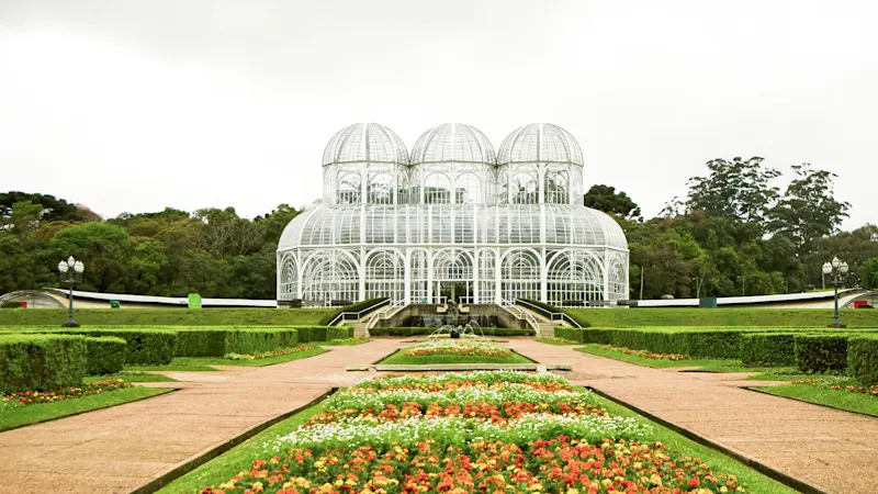 Curitiba, Botanische Garten, Brasilien Der Botanische Garten von Curitiba mit seinem beeindruckenden Glashaus und bunten Blumenbeeten. Curitiba, Paraná, Brasilien.