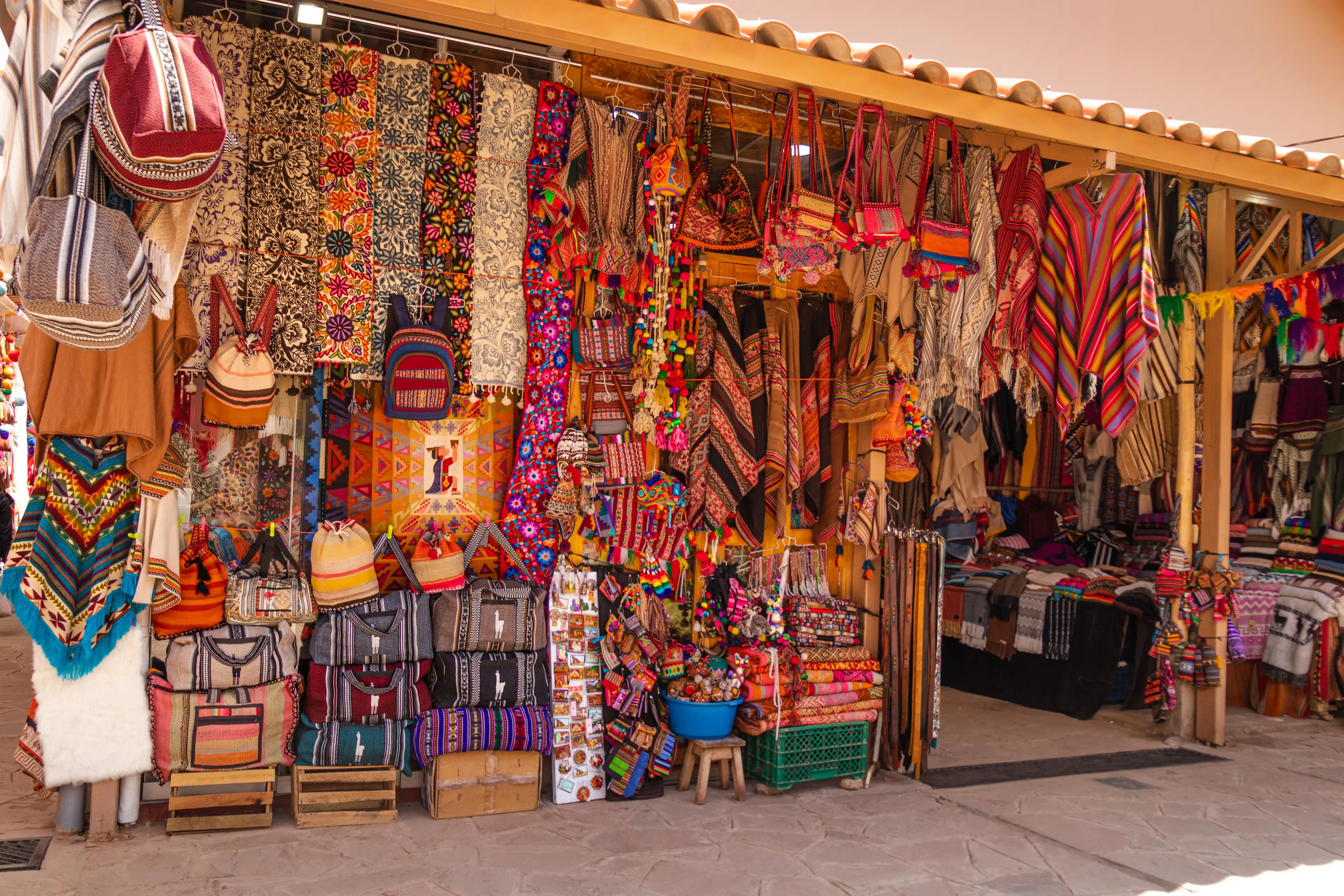 Souvenirs auf dem Kunsthandwerksmarkt von Pisac, Peru.