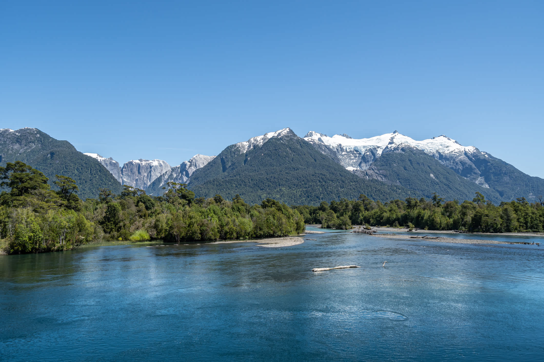 Der Fluss Yelcho und schneebedeckte Berge im chilenischen Patagonien, Chile.