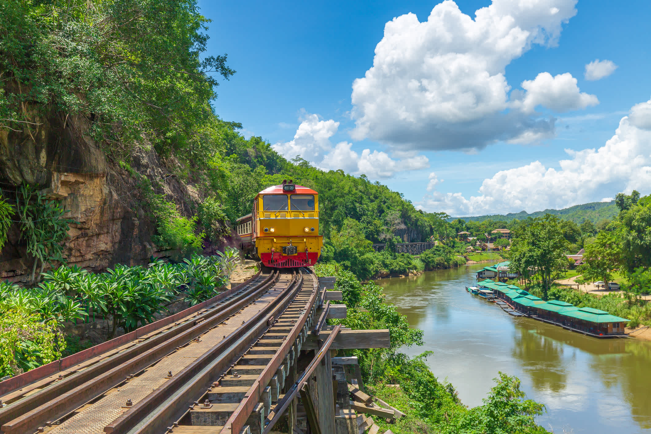 Todesbahn mit dem Zug in Kanchanaburi, Thailand.