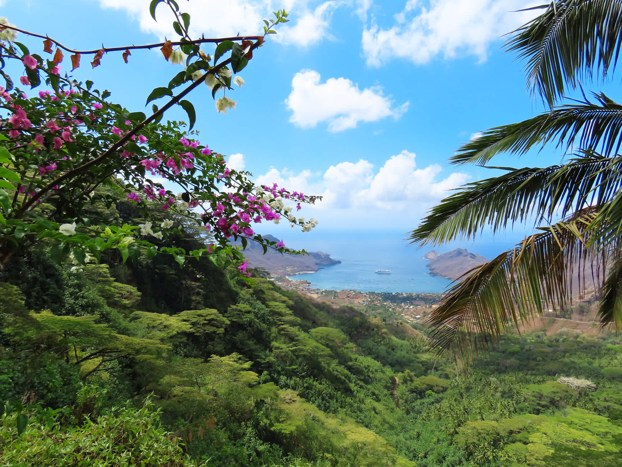 Da die Insel Nuku Hiva sanftere Hänge als die anderen Inseln hat und eine große Vielfalt an Landschaften bietet, ist sie am besten für Wanderungen in Französisch-Polynesien geeignet.