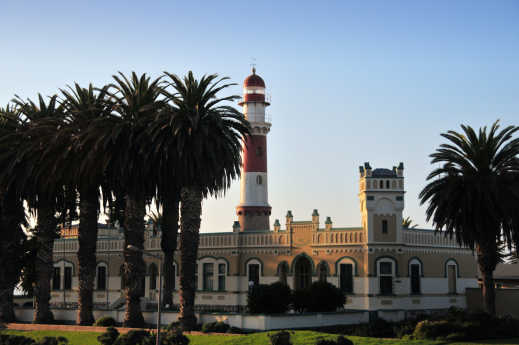 Photo du phare rouge et blanc de Swakopmund en Namibie, l'emblème de Swakopmund.