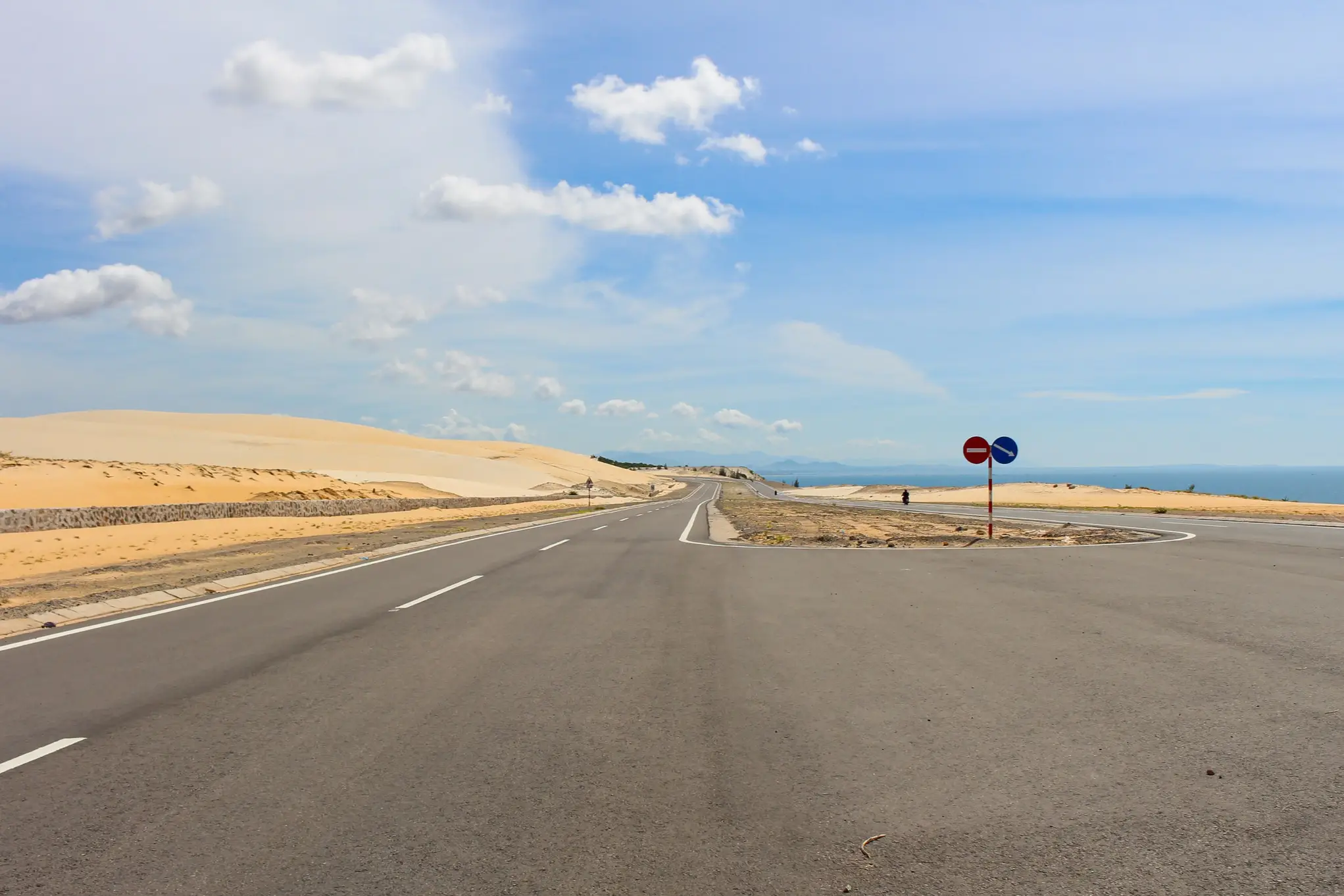 Vietnam, Mui Ne, Autobahn Autobahn umgeben von Sanddünen und dem meer, bei Mui Ne, Vietnam.