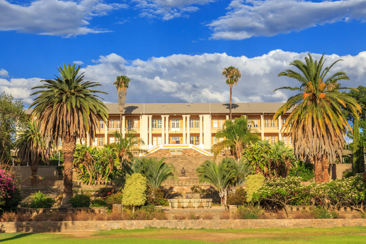 Palais du Parlement de Windhoek, Namibie, caché derrière de grands palmiers.