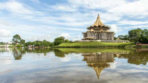 Riverfront Blick auf den Sarawak Legislative Versammlung in Kuching, Indonesien

