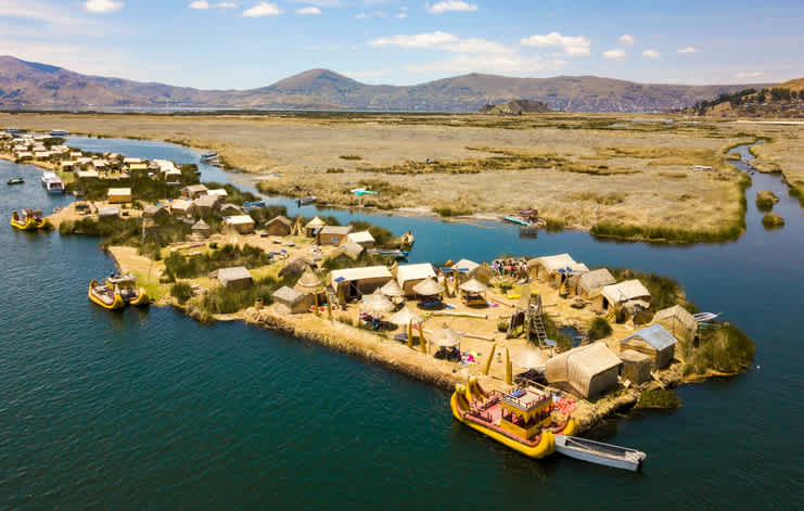 Profitez de votre voyage au Pérou pour faire une croisière sur le Lac Titicaca pendant laquelle vous pourrez peut-être faire une halte sur la ville flottante d'Uros.