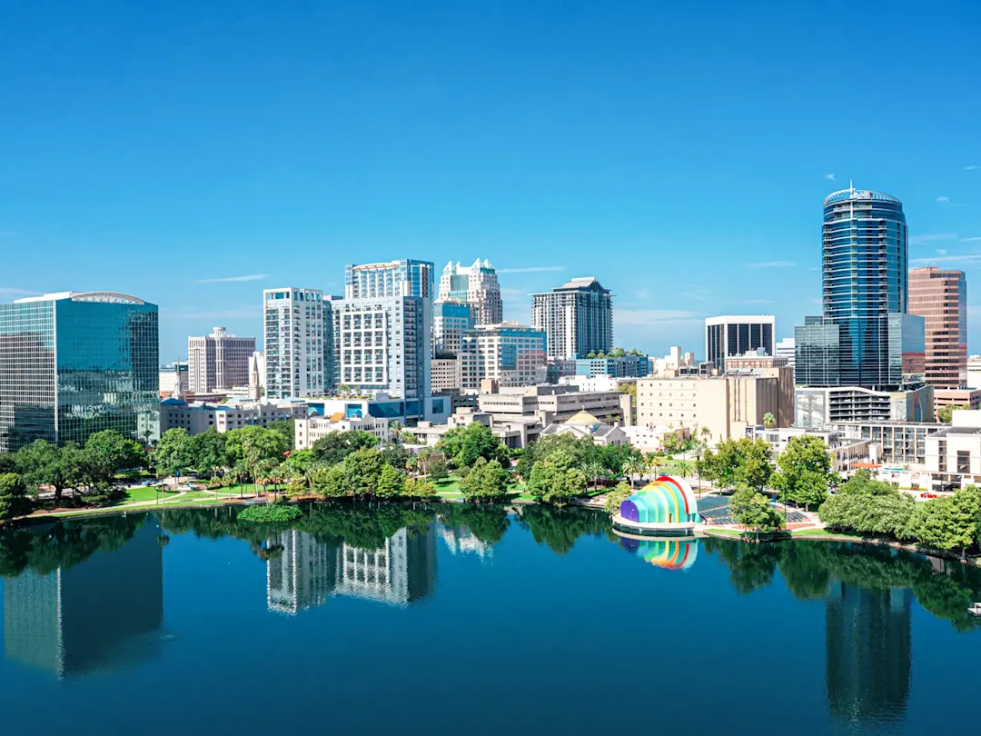 Skyline mit modernen Hochhäusern am See, Orlando, Florida, USA.
