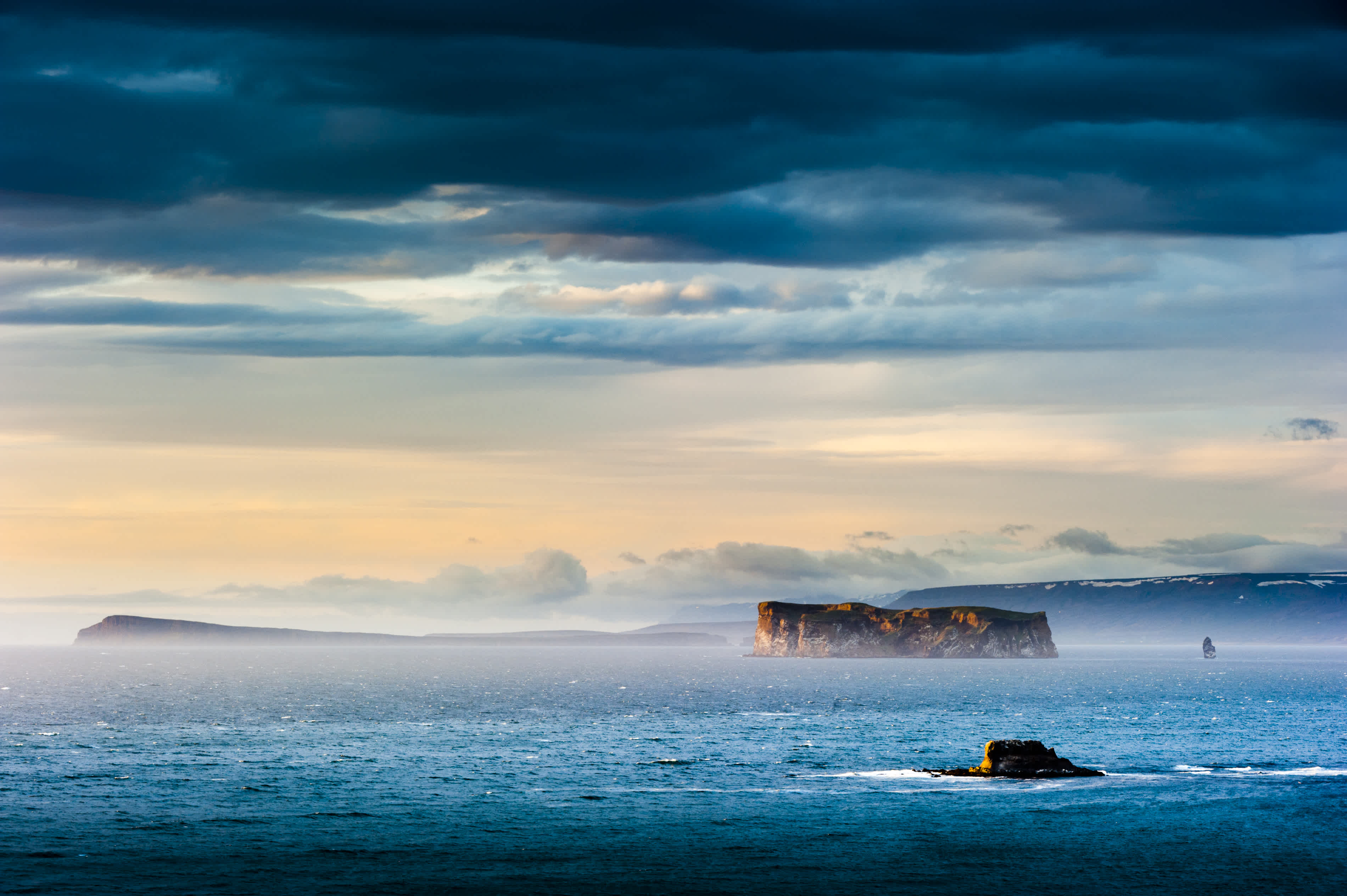 L'île de Drangey au coucher du soleil, dans le nord de l'Islande