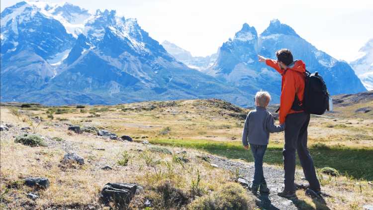 Père et fils font de la randonnée en Patagonie, au Chili.