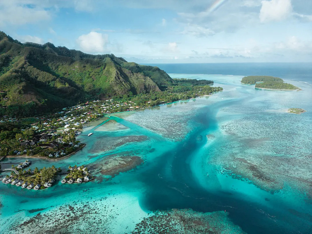 Luftaufnahme von Französisch-Polynesien Moorea tropische Insel an einem sonnigen Tag

