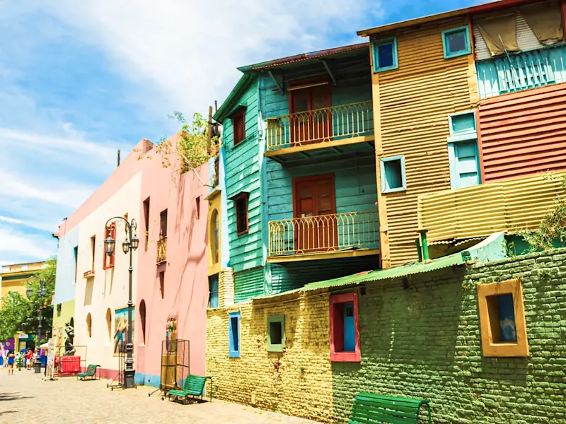 Argentinien, Buenos Aires, Buenos Aires Bunte Häuser in einer historischen Straße mit Kopfsteinpflaster. Buenos Aires, Buenos Aires, Argentinien.