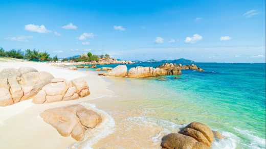 Der Strand mit Felsbrockein Cam Ranh, Nha Trang, Vietnam