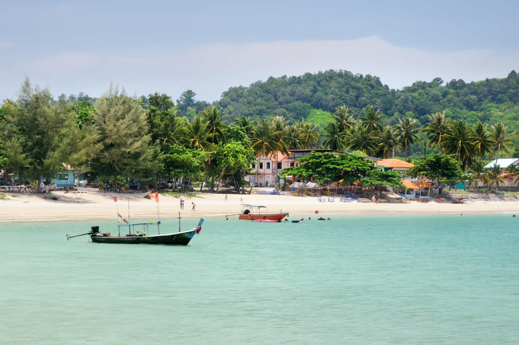 Blick auf den Haad Kwang Pao Beach im Distrikt Khanom, Thailand.

