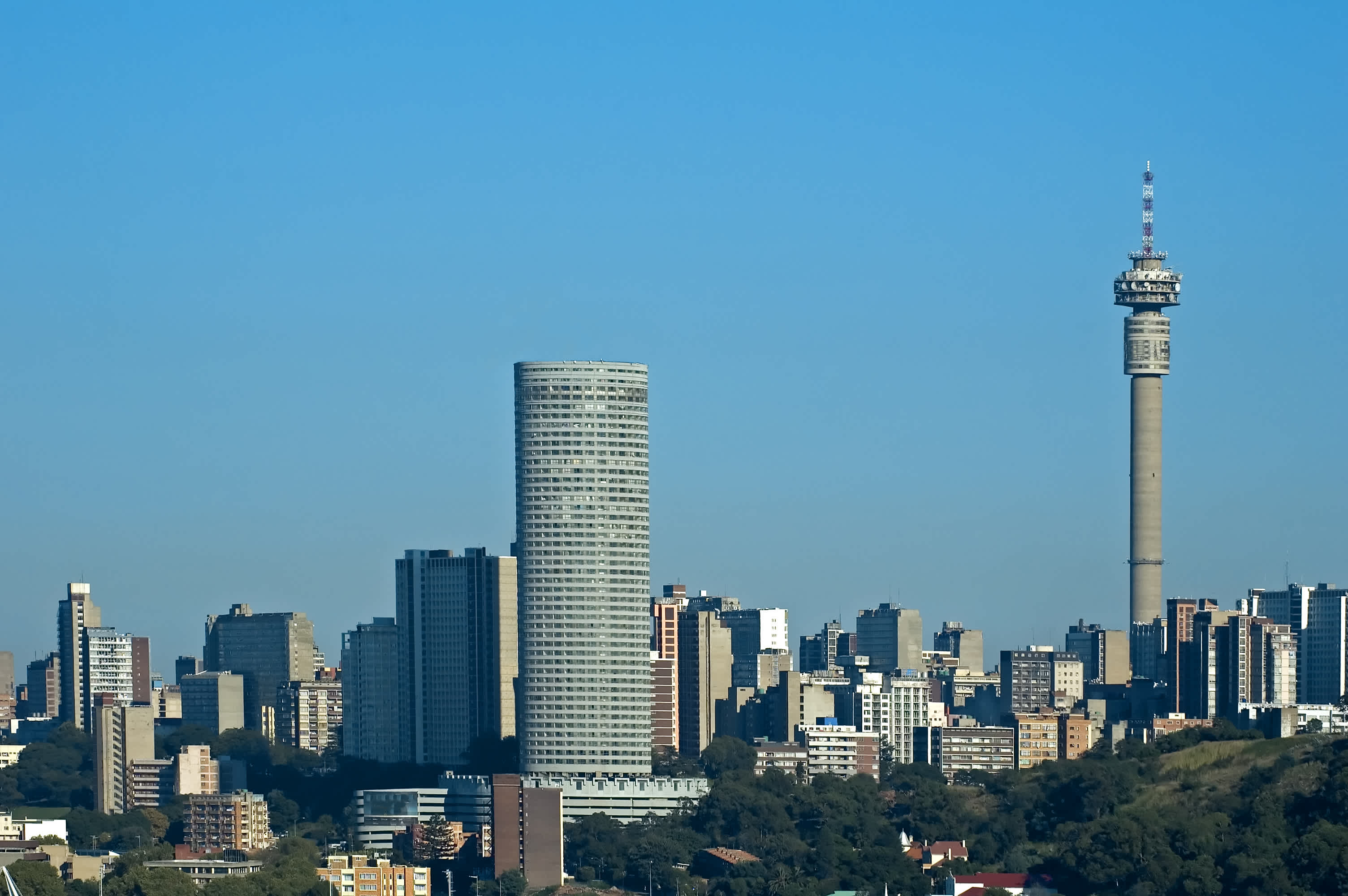 Een zuidelijk uitzicht op Johannesburg over Doornfontein met hoge gebouwen en toren.
