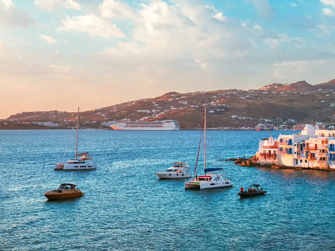 Griechenland, Kykladen, Mykonos, Boote Boote schwimmen bei Sonnenuntergang in der Nähe von Little Venice. Mykonos, Kykladen, Griechenland.