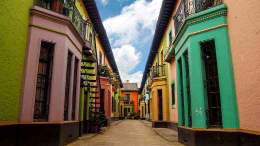 Blick durch eine Gasse mit bunten Häuserfassaden in Bogota, Kolumbien