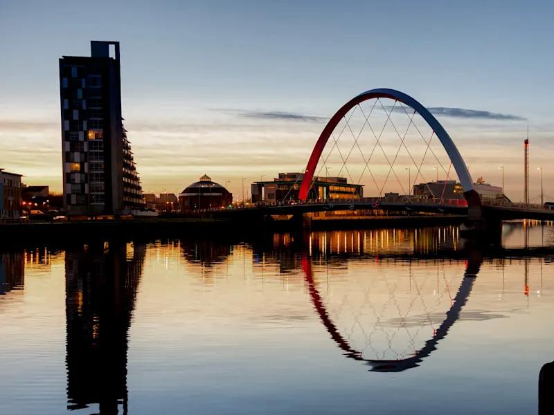 Die Clyde Arc Brücke bei Sonnenuntergang. Glasgow, Schottland, Vereinigtes Königreich.

