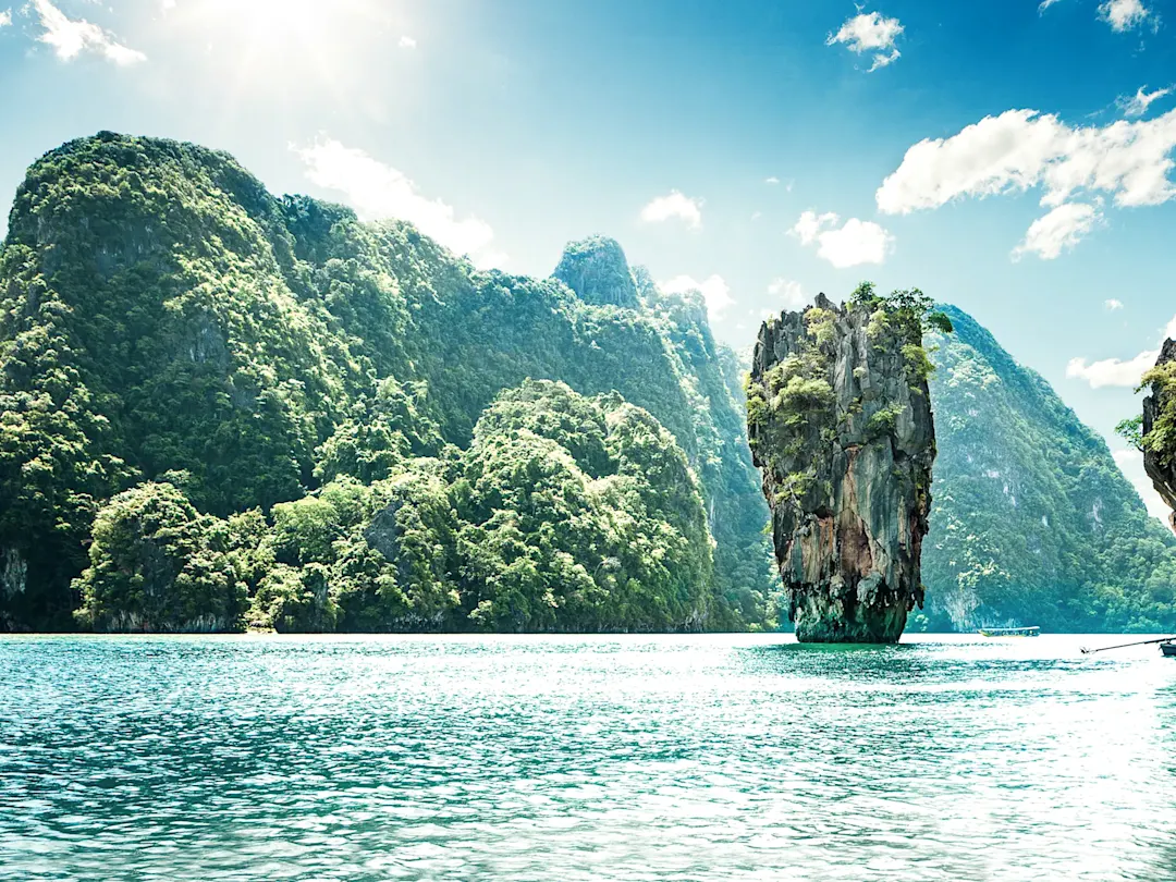 Kalksteinfelsen im türkisblauen Meer. James-Bond-Felsen, Phang Nga, Thailand.