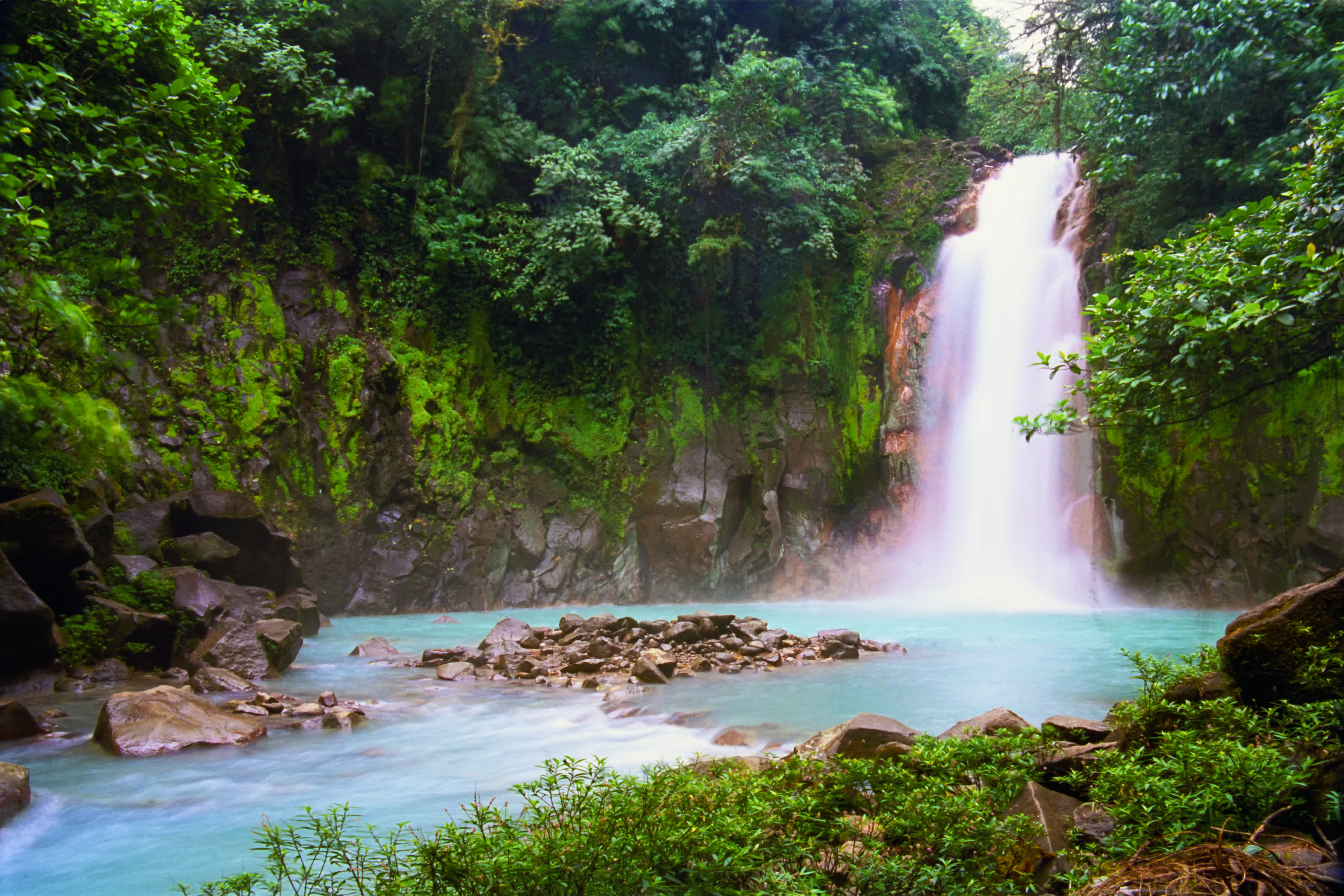 Blick auf die Celeste-Wasserfälle in Costa Rica. 