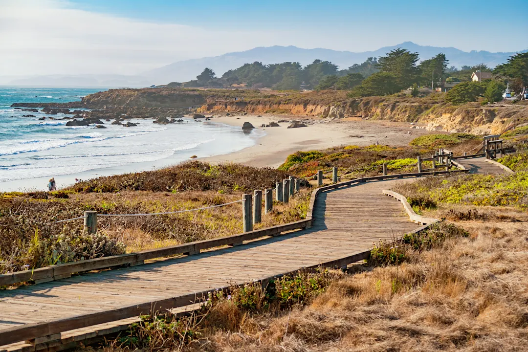 Landschaftsmaterial Foto der Küste mit Promenade am Moonstone Beach in Cambria, Kalifornien, USA


