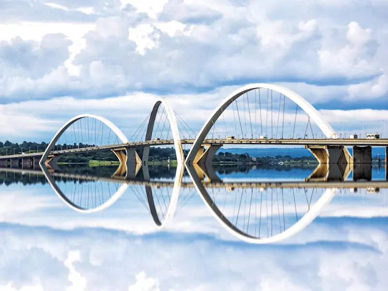 Brasília, Distrito Federal, bruecke, Brasilien Die Juscelino-Kubitschek-Brücke, ein modernes architektonisches Wahrzeichen, das sich im Wasser spiegelt. Brasília, Distrito Federal, Brasilien.