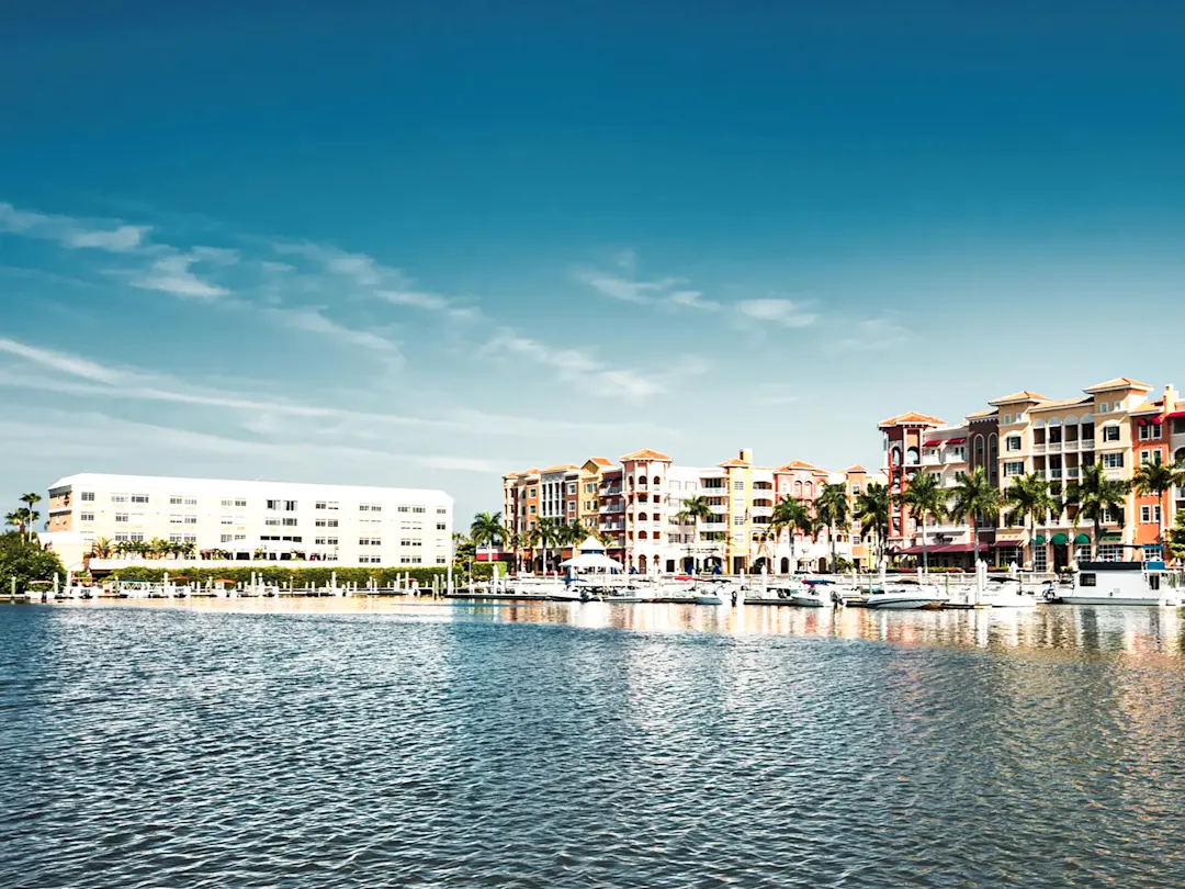 Bunte Uferpromenade mit Booten und Palmen, Naples, Florida, USA.
