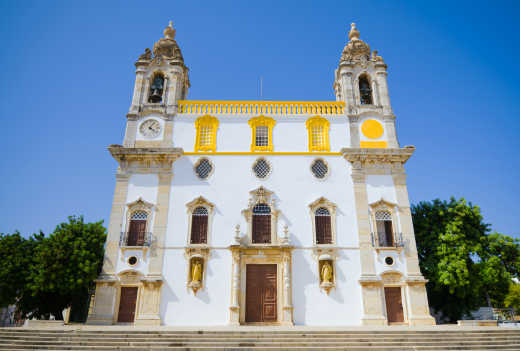 Blick auf die Carmo-Kirche in Faro, Algarve, Portugal

