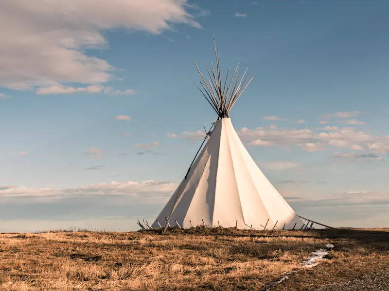 Alberta, Kanada Traditionelles Tipi auf einer Prärie unter einem wolkenverhangenen Himmel. Alberta, Kanada.