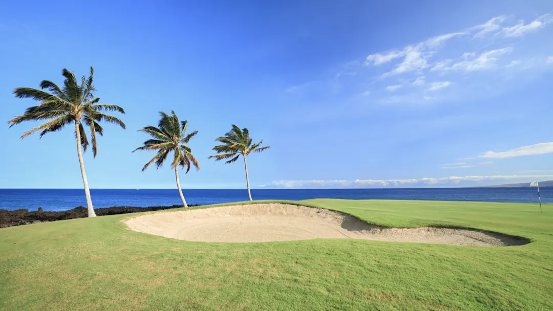 Golfplatz mit Palmen und Sandbunker am Meer in Costa Rica.