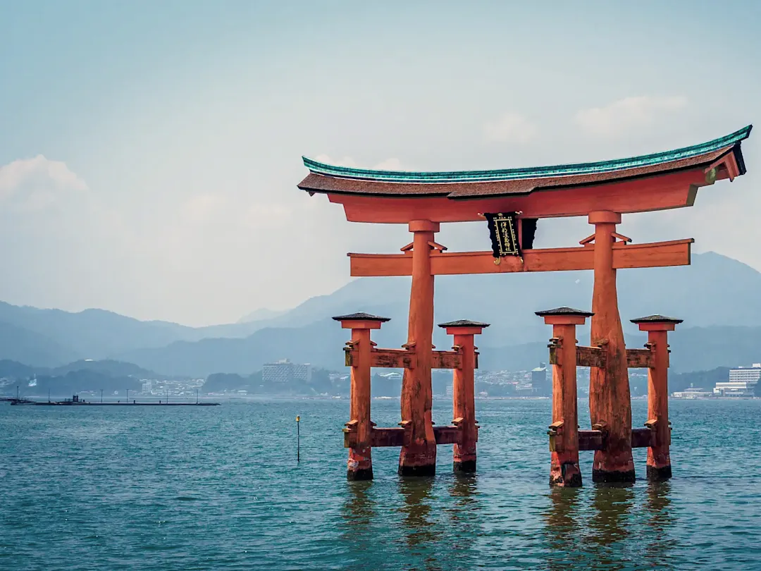 Japan, Hiroshima, Itsukushima-Schrein Schwimmendes Torii mit Blick auf die Berge. Hiroshima, Japan.