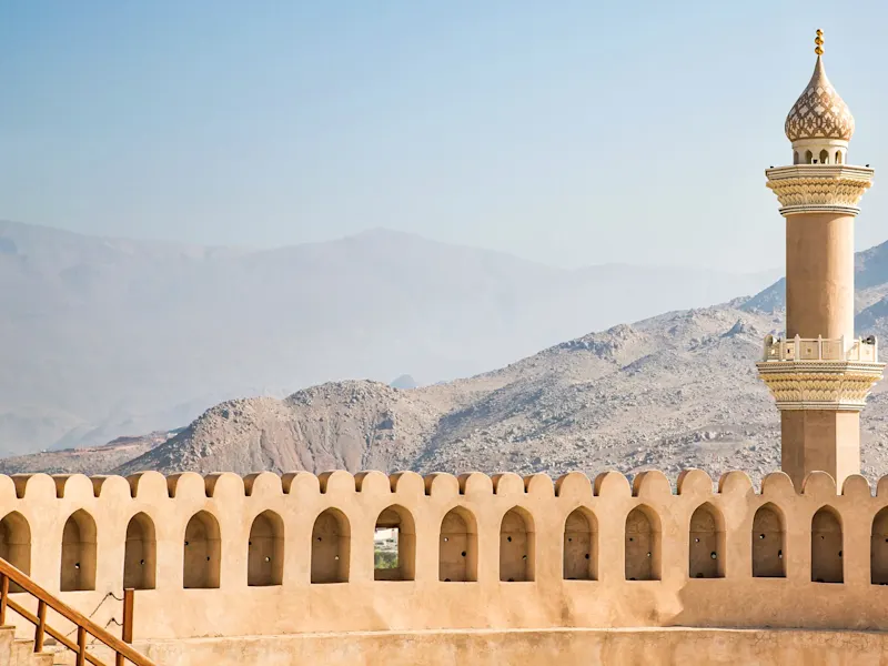 Aussicht von der Festung mit Moschee im Hintergrund. Nizwa, Ad Dakhiliyah, Oman.
